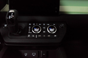 Land Rover Defender P400 75th Edition